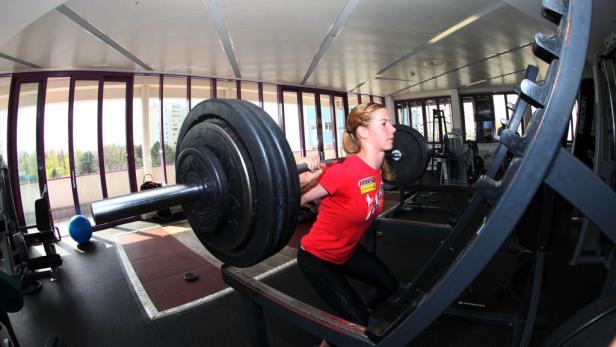 Konzentriert: Mit 150 Kilogramm auf den Schultern macht Beate Schrott Kniebeugen. In der Kraftkammer will sie die Basis für einen Semifinaleinzug bei Olympia legen.