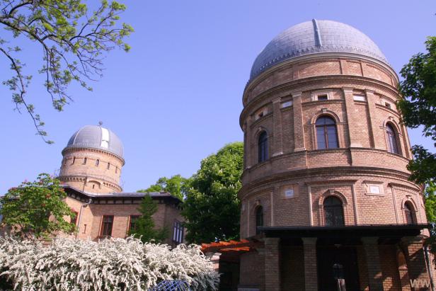 Zwei Kuppeln der Universitätssternwarte Jena ragen in den Himmel.