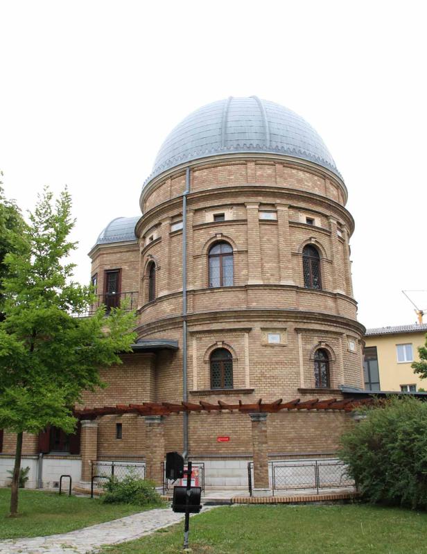 Die Urania-Sternwarte in Berlin ist ein Backsteingebäude mit einer Kuppel.