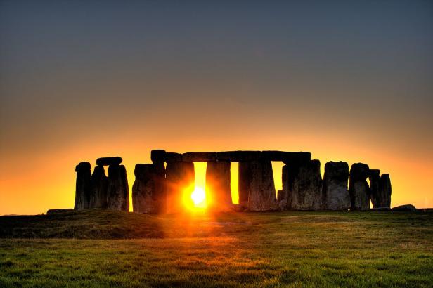 Sonnenaufgang durch die Steine von Stonehenge.
