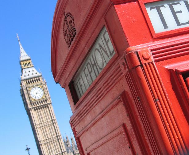 Eine rote Telefonzelle vor dem Big Ben in London.