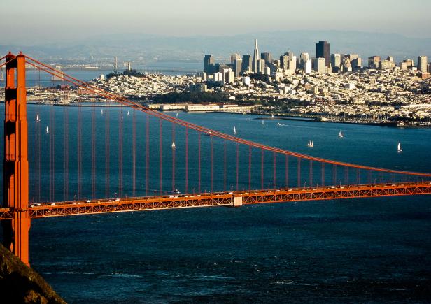 Die Golden Gate Bridge mit der Skyline von San Francisco im Hintergrund.