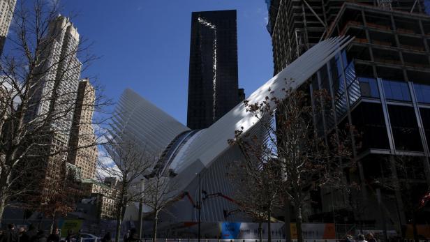Das World Trade Center Transportation Hub in New York City mit umliegenden Gebäuden.