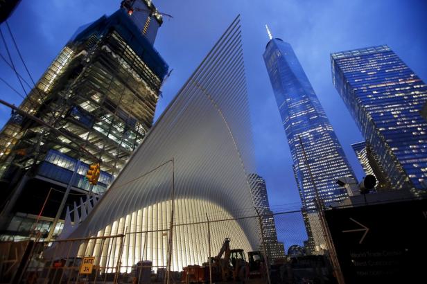 Das World Trade Center Transportation Hub und umliegende Gebäude bei Nacht.