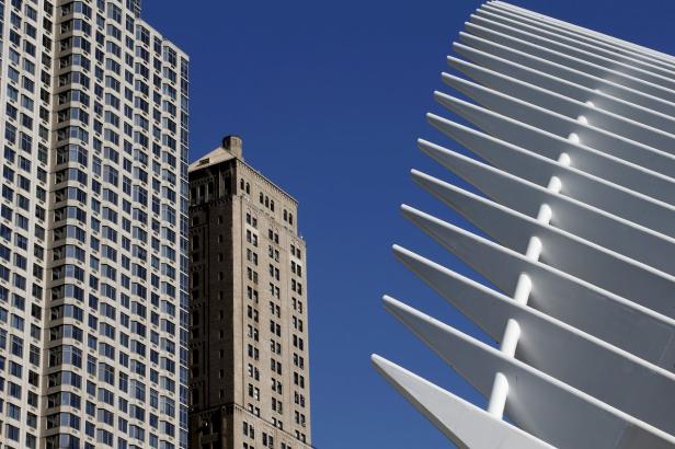 Das World Trade Center Transportation Hub und umliegende Gebäude in New York City.