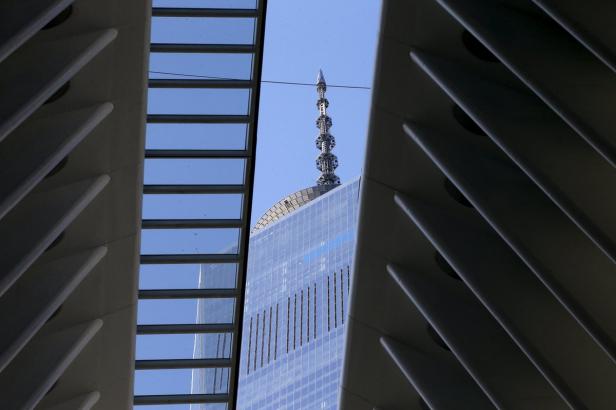 Das One World Trade Center, gesehen durch die Struktur des Oculus in New York.