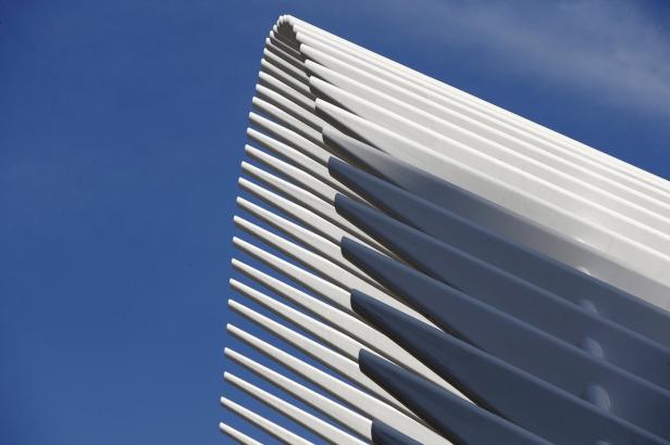 Detailansicht der weißen Stahlkonstruktion des World Trade Center Transportation Hub in New York.