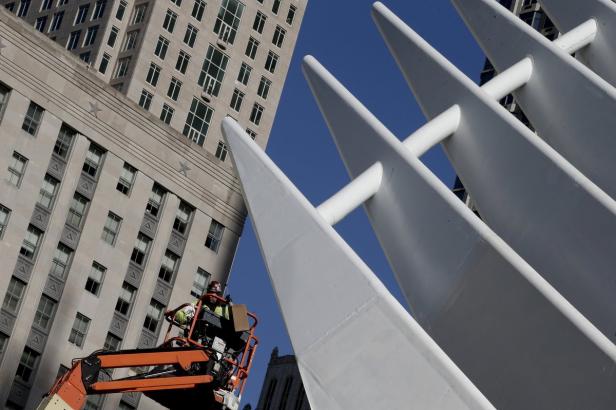 Ein Arbeiter in einer Hebebühne vor dem World Trade Center Transportation Hub in New York.