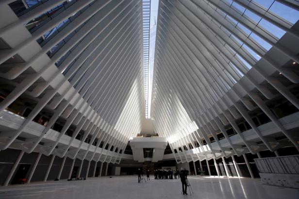 Das Innere des World Trade Center Transportation Hub in New York zeichnet sich durch seine weiße Stahlkonstruktion aus.