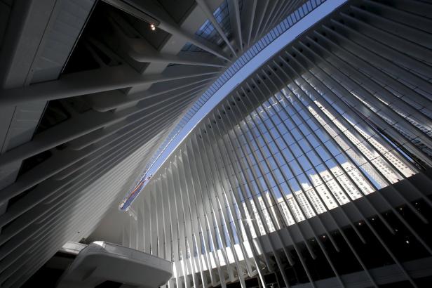 Blick auf die weiße Stahlkonstruktion und das Glasdach des Oculus in New York.