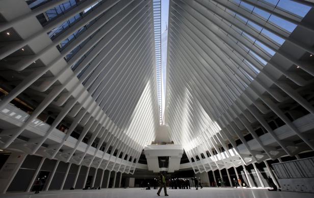 Das Innere des Oculus am World Trade Center mit seiner markanten weißen Stahlkonstruktion.