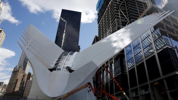 Das World Trade Center Transportation Hub sticht mit seiner weißen, flügelartigen Struktur hervor.
