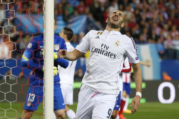 Karim Benzema von Real Madrid jubelt während eines Fußballspiels.