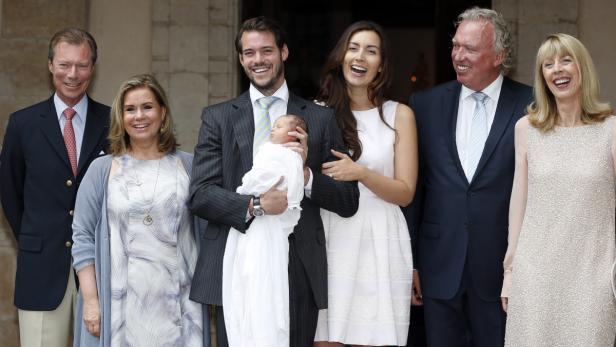 Eine Familie posiert mit einem Neugeborenen für ein Foto.