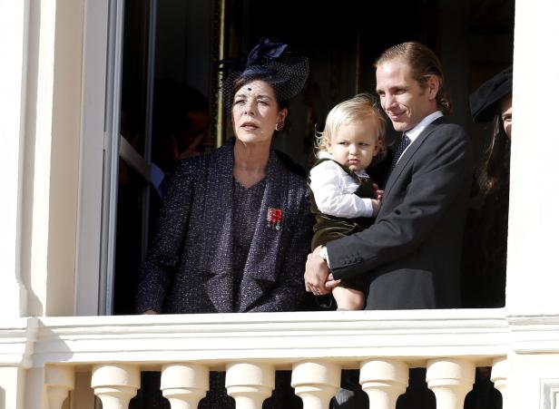 Caroline von Hannover, ihr Sohn Pierre Casiraghi und sein Sohn Stefano auf einem Balkon.