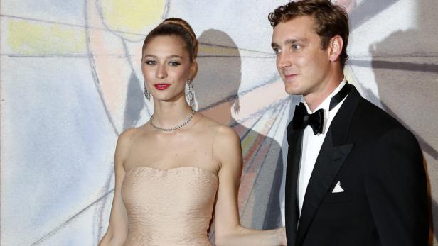 Pierre Casiraghi und Beatrice Borromeo posieren vor einem farbenfrohen Hintergrund.