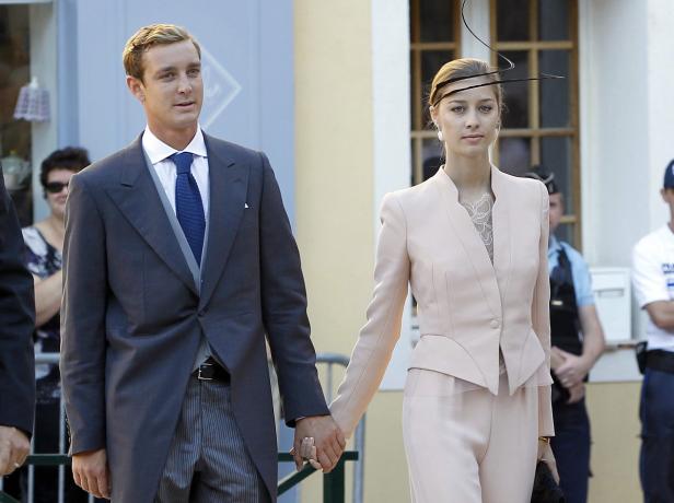 Pierre Casiraghi und Beatrice Borromeo halten Händchen.