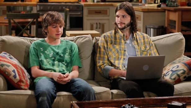 Jake (Angus T. Jones) mit seinem neuen Onkel-Ersatz Walden Smith (Ashton Kutcher).