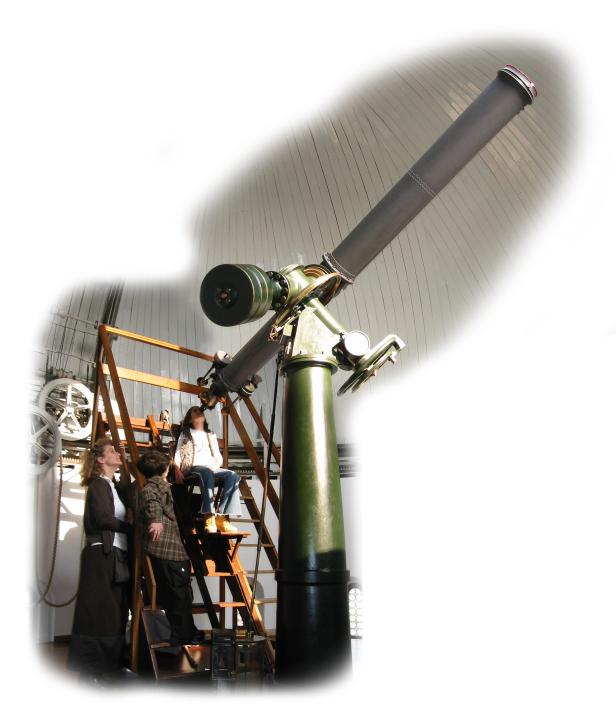 Eine Gruppe von Menschen betrachtet ein großes Teleskop in einer Sternwarte.