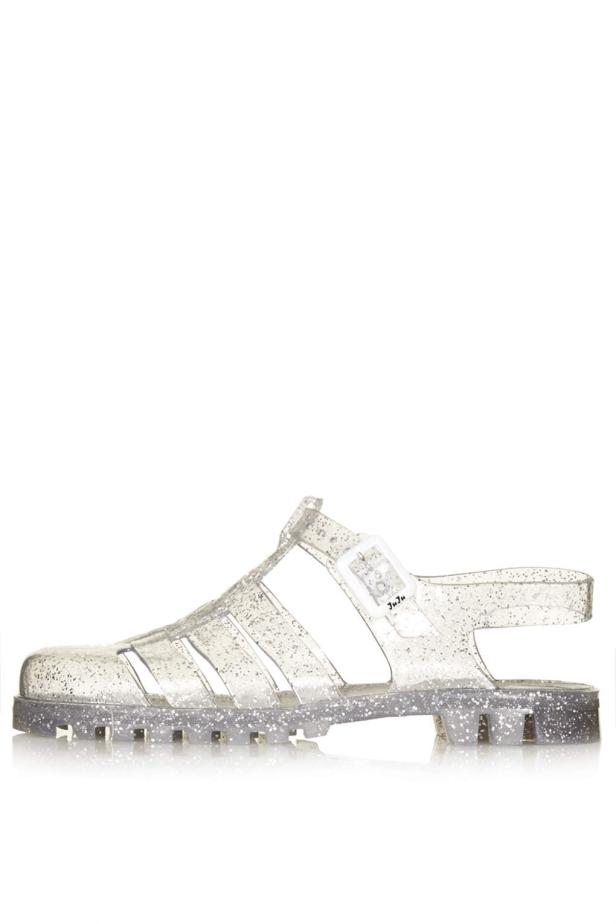 Ein durchsichtiger, glitzernder JuJu Jellies Schuh.
