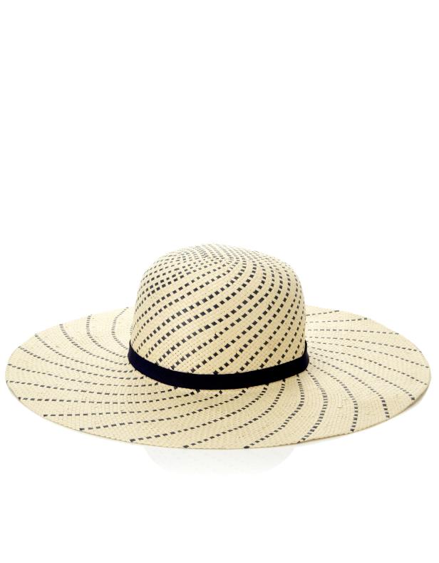 Ein Strohhut mit breiter Krempe und einem dunklen Band liegt auf einem weißen Hintergrund.