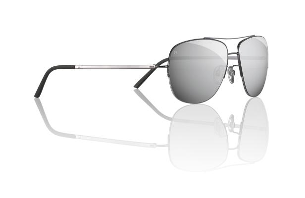 Eine silberne Pilotenbrille mit verspiegelten Gläsern liegt auf einer weißen Oberfläche.