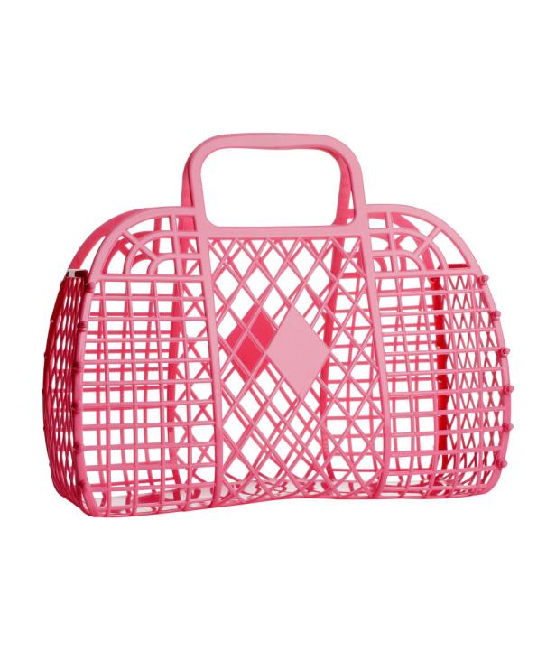 Eine pinkfarbene Korbtasche aus Kunststoff vor einem weißen Hintergrund.