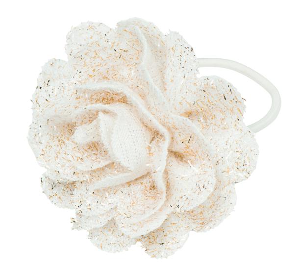 Ein weißes Haargummi mit einer großen, glitzernden Stoffblume.
