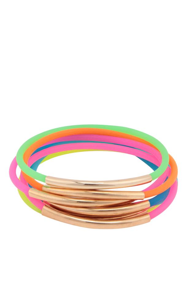 Mehrere bunte Armreifen mit goldenen Akzenten liegen übereinander.