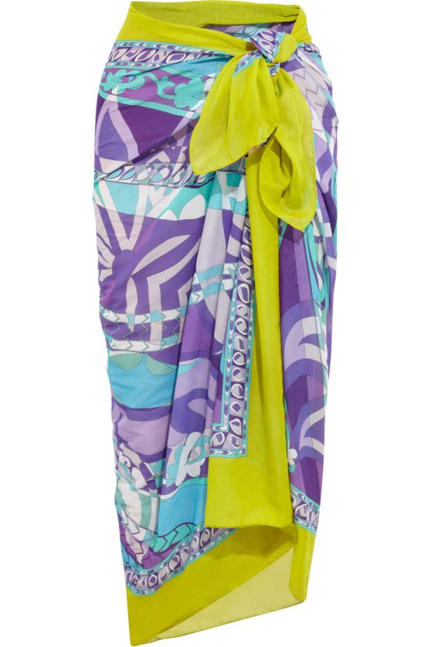 Ein bunt gemusterter Sarong mit einem hellgrünen Band ist um die Taille gebunden.