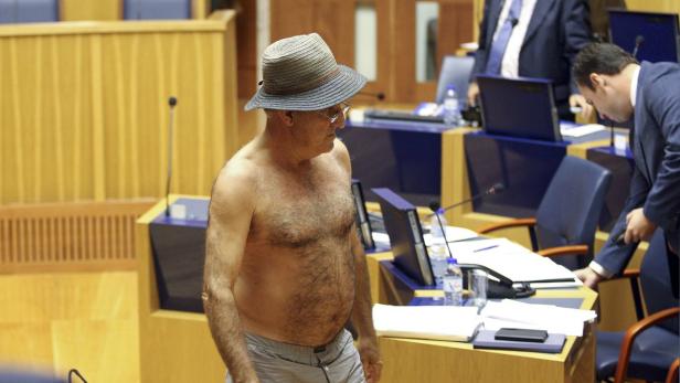 Madeira regional MP Coelho undresses at in protest
