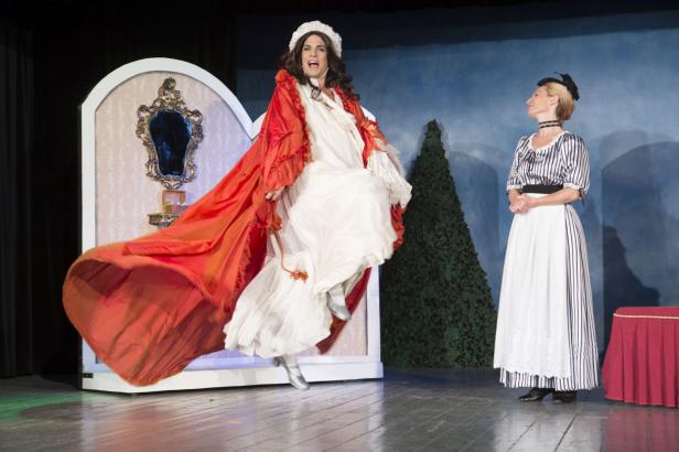 Eine Szene aus einer Theateraufführung mit zwei Schauspielerinnen auf der Bühne.