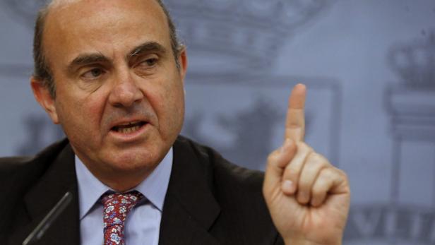 Ein Mann im Anzug gestikuliert mit erhobenem Zeigefinger.