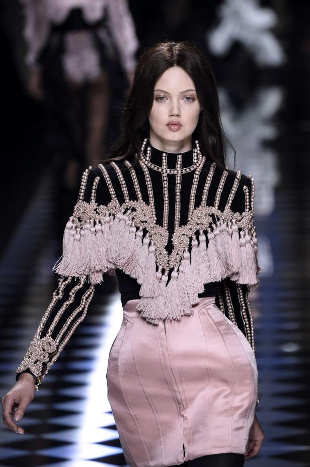 Perücken bei Balmain: Models kaum wiederzuerkennen