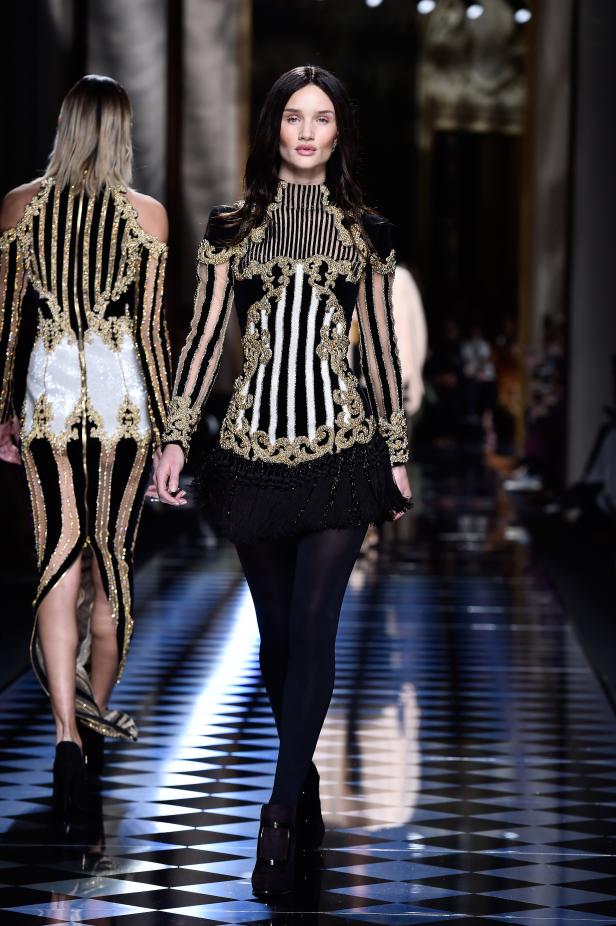 Perücken bei Balmain: Models kaum wiederzuerkennen