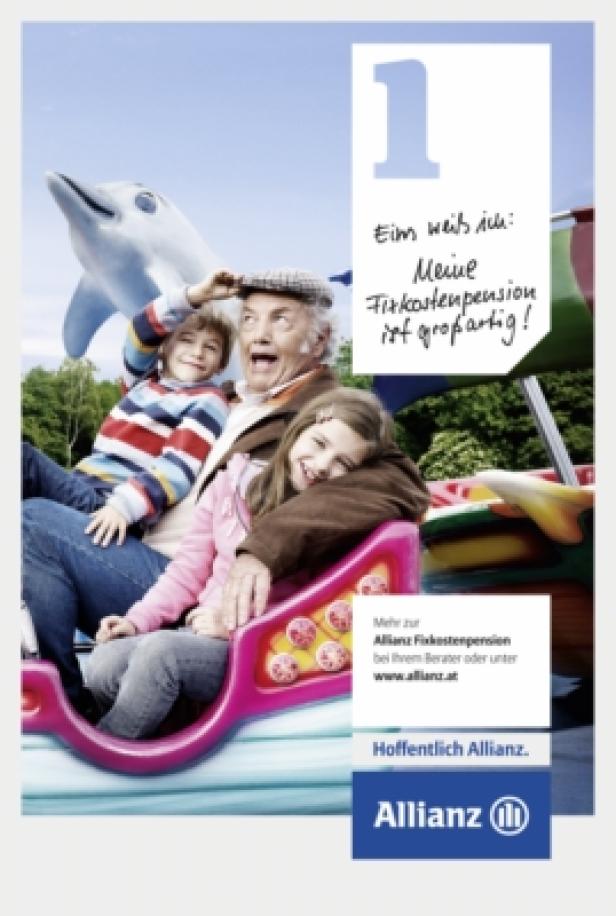 Ein Großvater fährt mit seinen Enkelkindern Karussell.