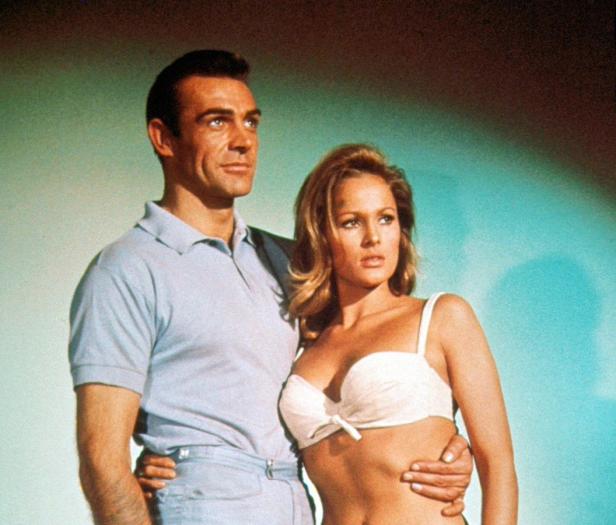 Sean Connery und eine Frau posieren zusammen, möglicherweise für den Film „James Bond – Feuerball“.