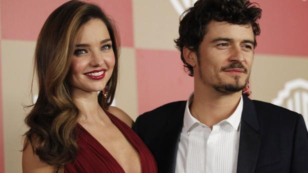 Miranda Kerr und Orlando Bloom posieren zusammen auf einem Event.
