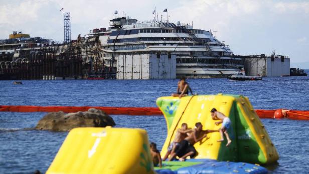 Costa-Concordia-Bergung: Das Wrack schwimmt