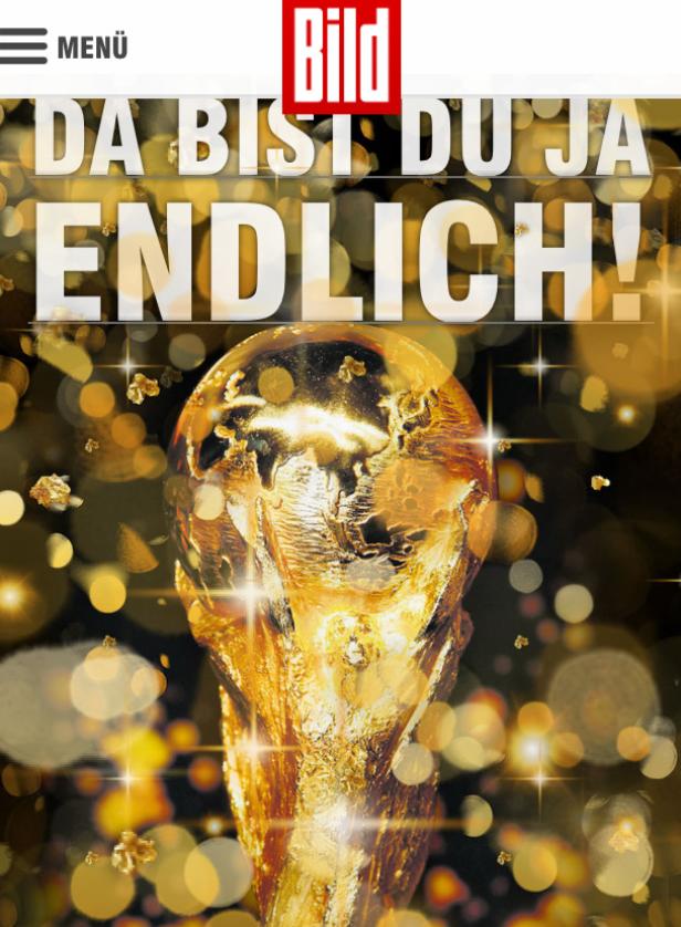 Der FIFA-Pokal vor goldenem Hintergrund mit dem Schriftzug „Da bist du ja endlich!“.
