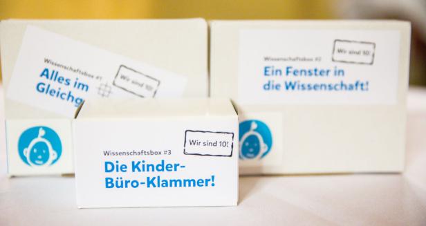 Drei Wissenschaftsboxen mit den Aufschriften „Alles im Gleichgewicht“, „Ein Fenster in die Wissenschaft!“ und „Die Kinder-Büro-Klammer!“.