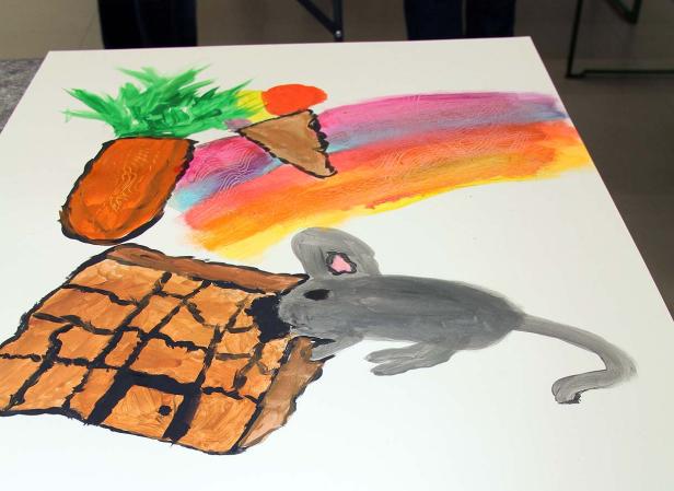 Eine gemalte Szene mit einer Maus, die an einem Waffelhaus nagt, mit Ananas und Eis im Hintergrund.