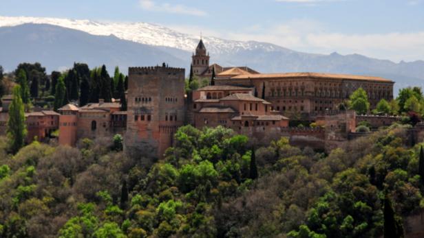 Eine Autobahnstunde vom Club entfernt liegt Europas meistbesuchte Touristen-Attraktion: Kalifenburg und UNESCO-Weltkulturerbe Alhambra.
