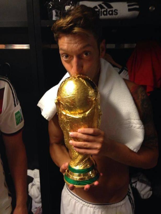 Mesut Özil küsst den FIFA-Weltpokal.