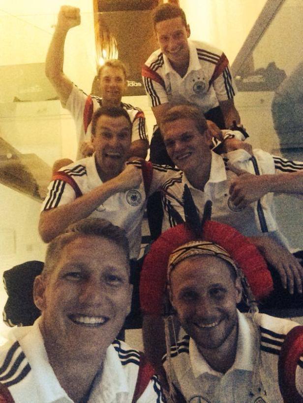 Eine Gruppe von Fußballspielern der deutschen Nationalmannschaft posiert für ein Selfie.