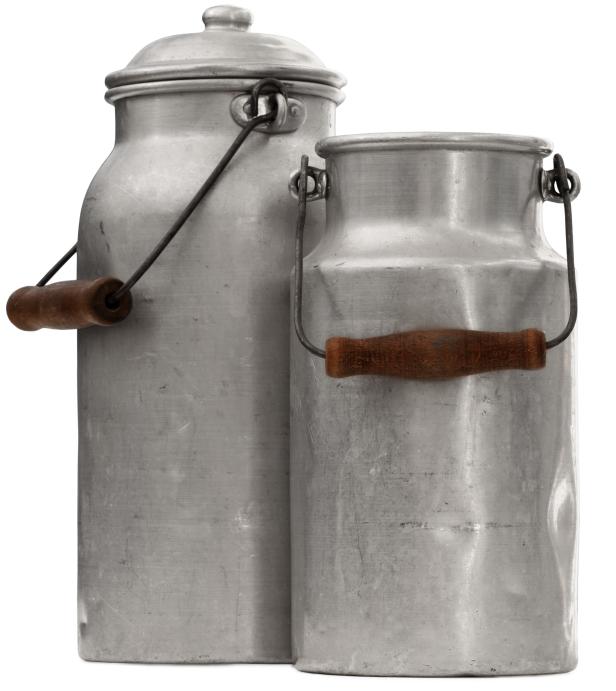 studio shot of an two old and worn out milk can wi… Zwei alte Milchkannen aus Aluminium stehen nebeneinander.