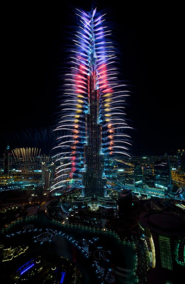 Der Burj Khalifa in Dubai wird von einem Feuerwerk umrahmt.