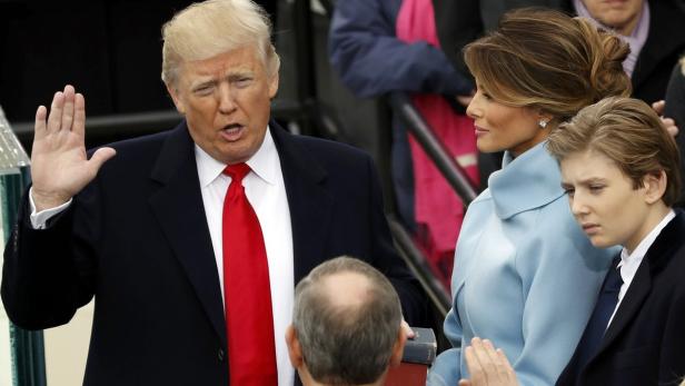 Donald Trump leistet seinen Amtseid als Präsident, während Melania und Barron Trump zusehen.
