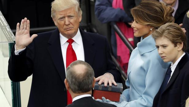 Donald Trump leistet seinen Amtseid als Präsident, flankiert von Melania und Barron Trump.