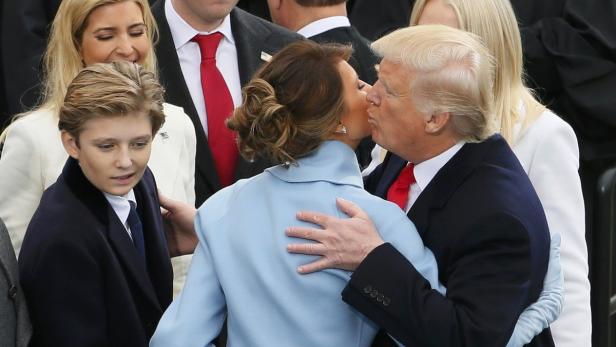 Donald Trump küsst Melania Trump, während Ivanka und Barron Trump zusehen.